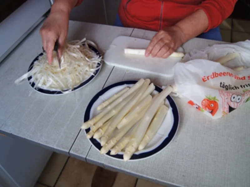 Frischer Spargel mit Sauce Hollandaise, gekochten Schinken und Kartoffelpilzen - Rezept - Bild Nr. 4