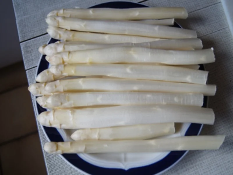 Frischer Spargel mit Sauce Hollandaise, gekochten Schinken und Kartoffelpilzen - Rezept - Bild Nr. 5