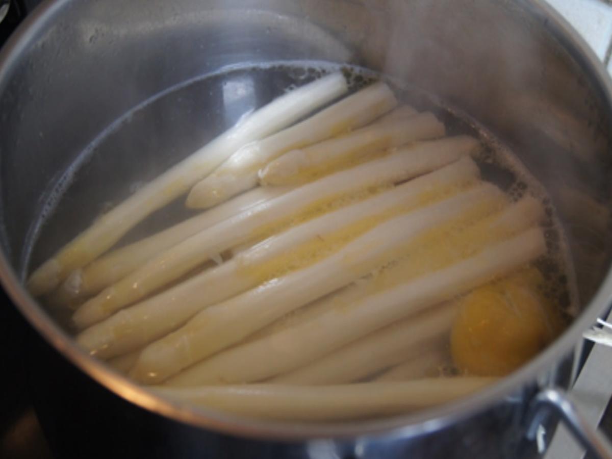 Frischer Spargel mit Sauce Hollandaise, gekochten Schinken und Kartoffelpilzen - Rezept - Bild Nr. 7