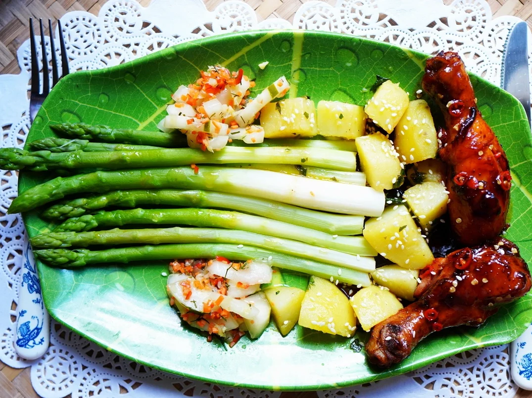 Frittierte Hühnerschlegel mit  Spargel und Kartoffeln - Rezept - Bild Nr. 2