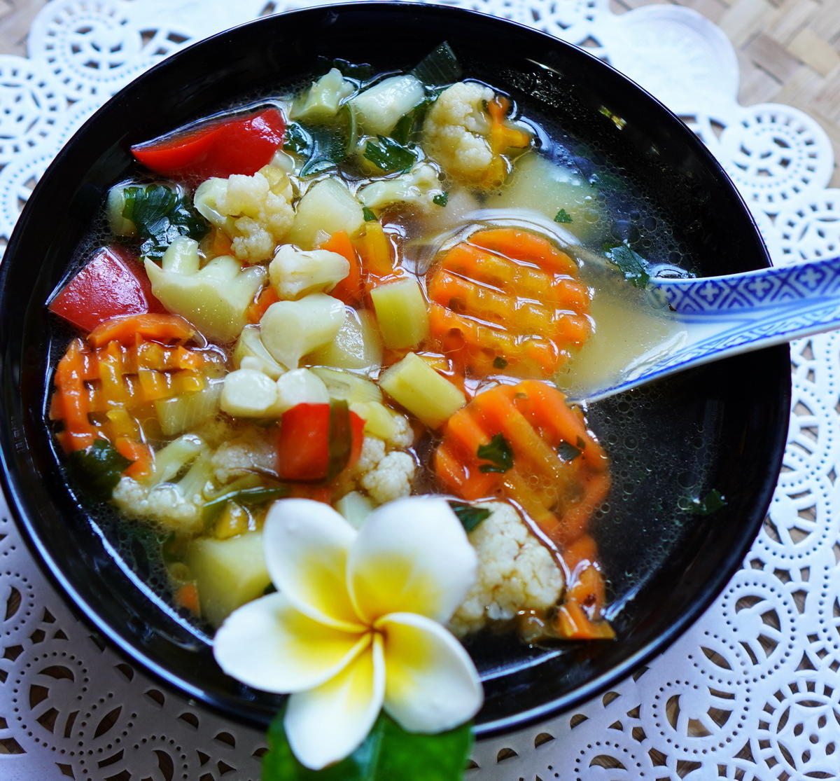 Chinesische Gemüsesuppe mit Spargel - Rezept - kochbar.de