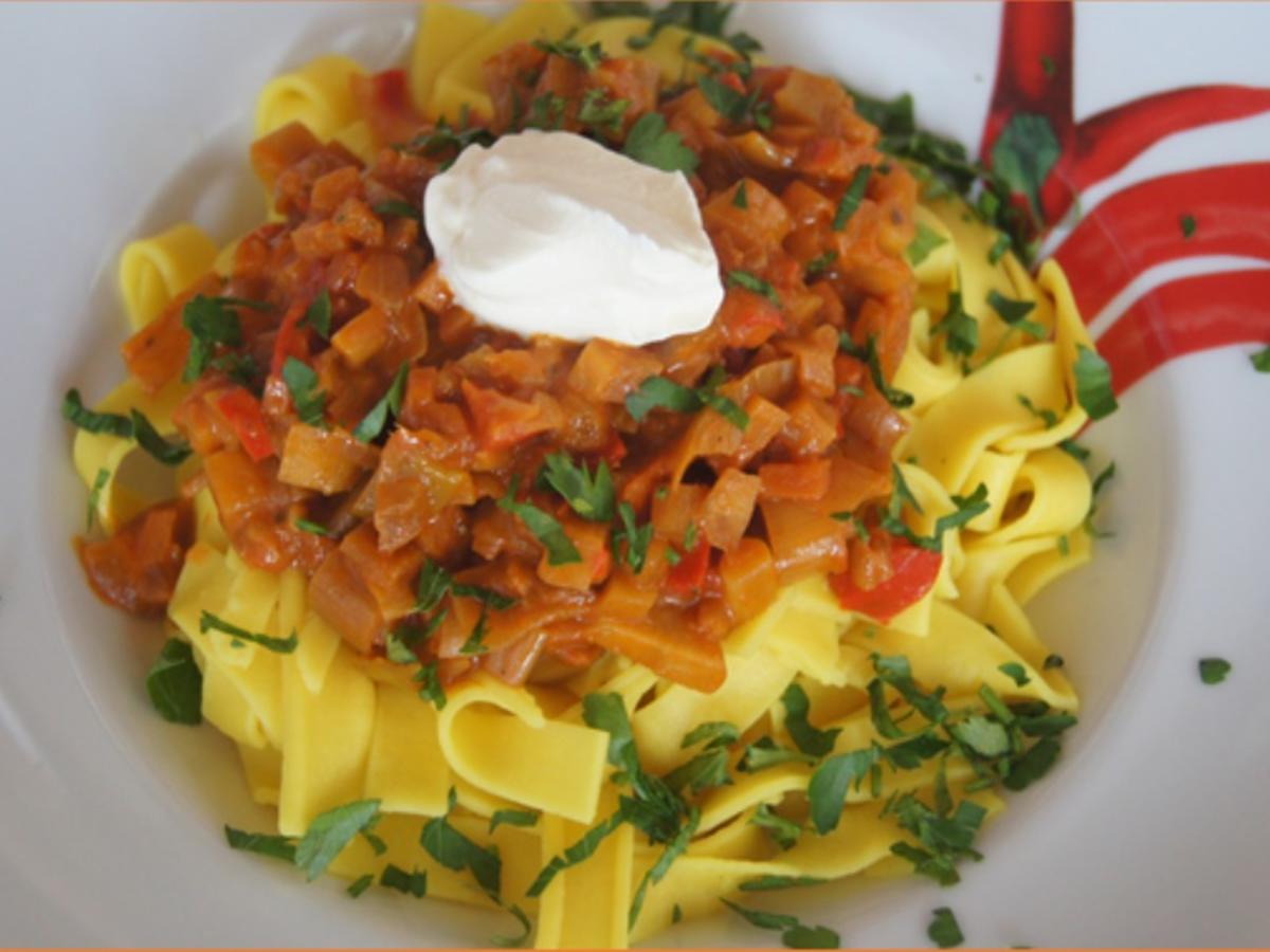 Gemüsebolognese mit Bandnudeln - Rezept - kochbar.de