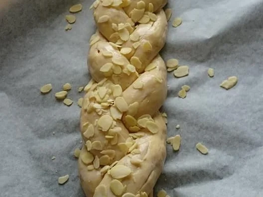 Hefezopf mit Pinienkernen - Rezept - Bild Nr. 10143