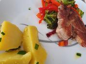 Schweinfleisch auf Gemüse mit Kartoffeln in Schnittknoblauchbutter - Rezept - Bild Nr. 2