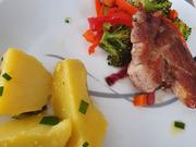 Schweinfleisch auf Gemüse mit Kartoffeln in Schnittknoblauchbutter - Rezept - Bild Nr. 2
