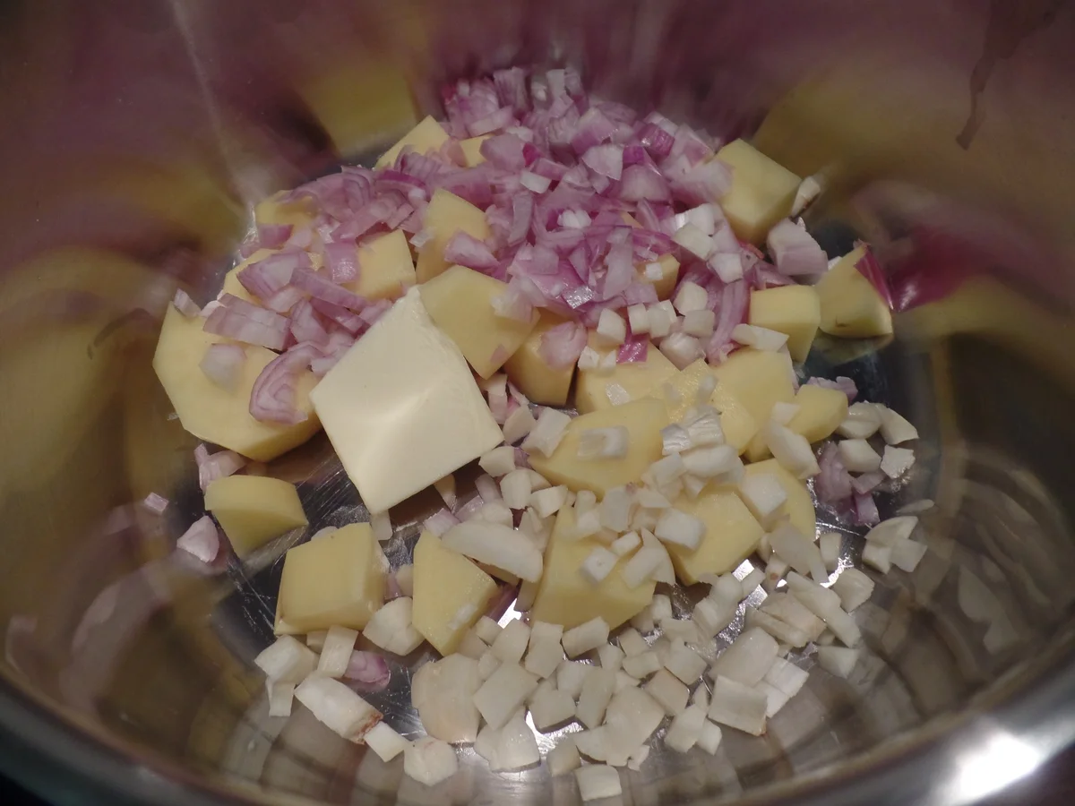 Bärlauchsuppe mit Pinienkernen - Rezept - Bild Nr. 10147