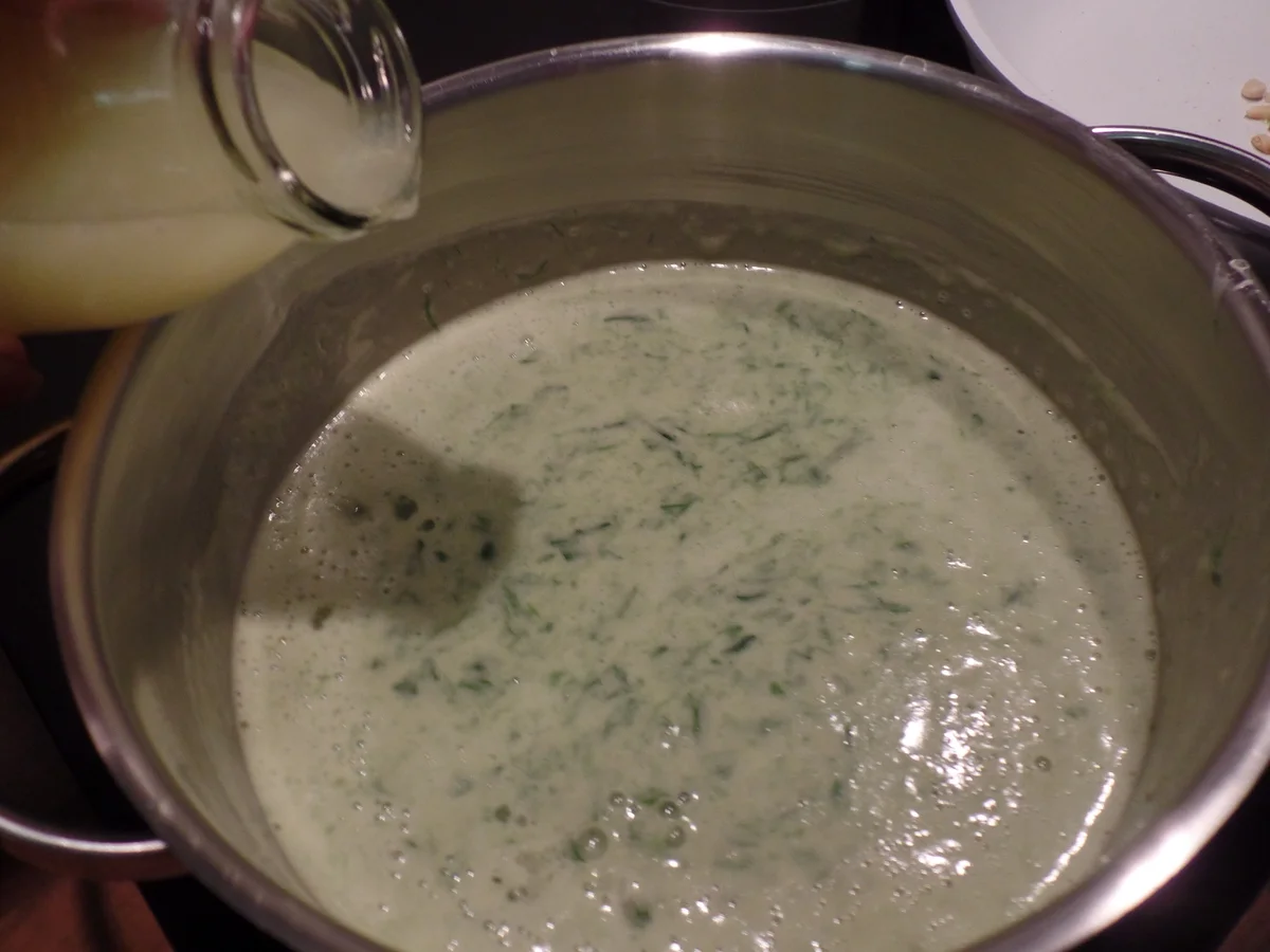 Bärlauchsuppe mit Pinienkernen - Rezept - Bild Nr. 10154