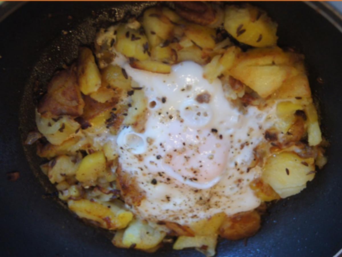 Schnelle Bratkartoffel-Ei-Pfanne - Rezept - kochbar.de