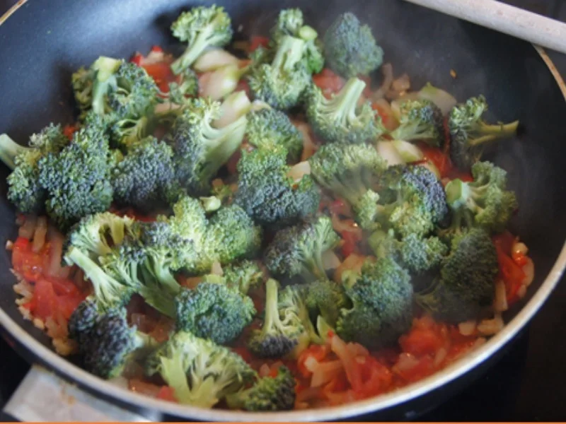 Rezept: Herzhaftes Brokkoli-Tomaten-Omelett Bild Nr. 8 Herzhaftes Brokkoli-Tomaten-Omelett - Rezept - Bild Nr. 8