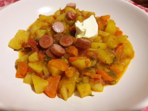 Kartoffelgulasch mit Wiener Würstchen - Rezept mit Bild - kochbar.de