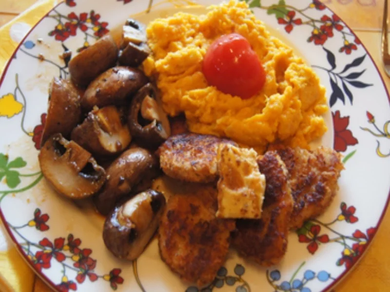 Rezept: Knusprige Schweinefilet Schnitzelchen mit Champignons und Süßkartoffelstampf Bild Nr. 2 Knusprige Schweinefilet Schnitzelchen mit Champignons und Süßkartoffelstampf - Rezept - Bild Nr. 2