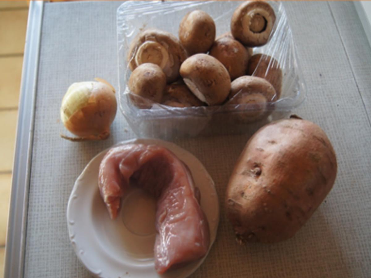 Knusprige Schweinefilet Schnitzelchen mit Champignons und Süßkartoffelstampf - Rezept - Bild Nr. 3