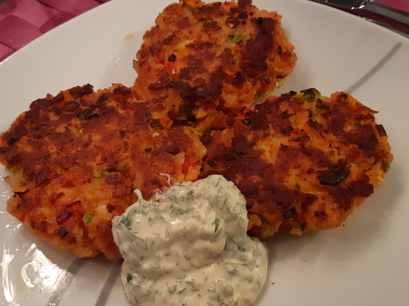 Lachs-Küchlein mit Dip - Rezept mit Bild - kochbar.de