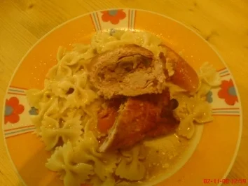 Putenrouladen mit Champignon-Speck-Zwiebel-Sahne gefüllt - Rezept