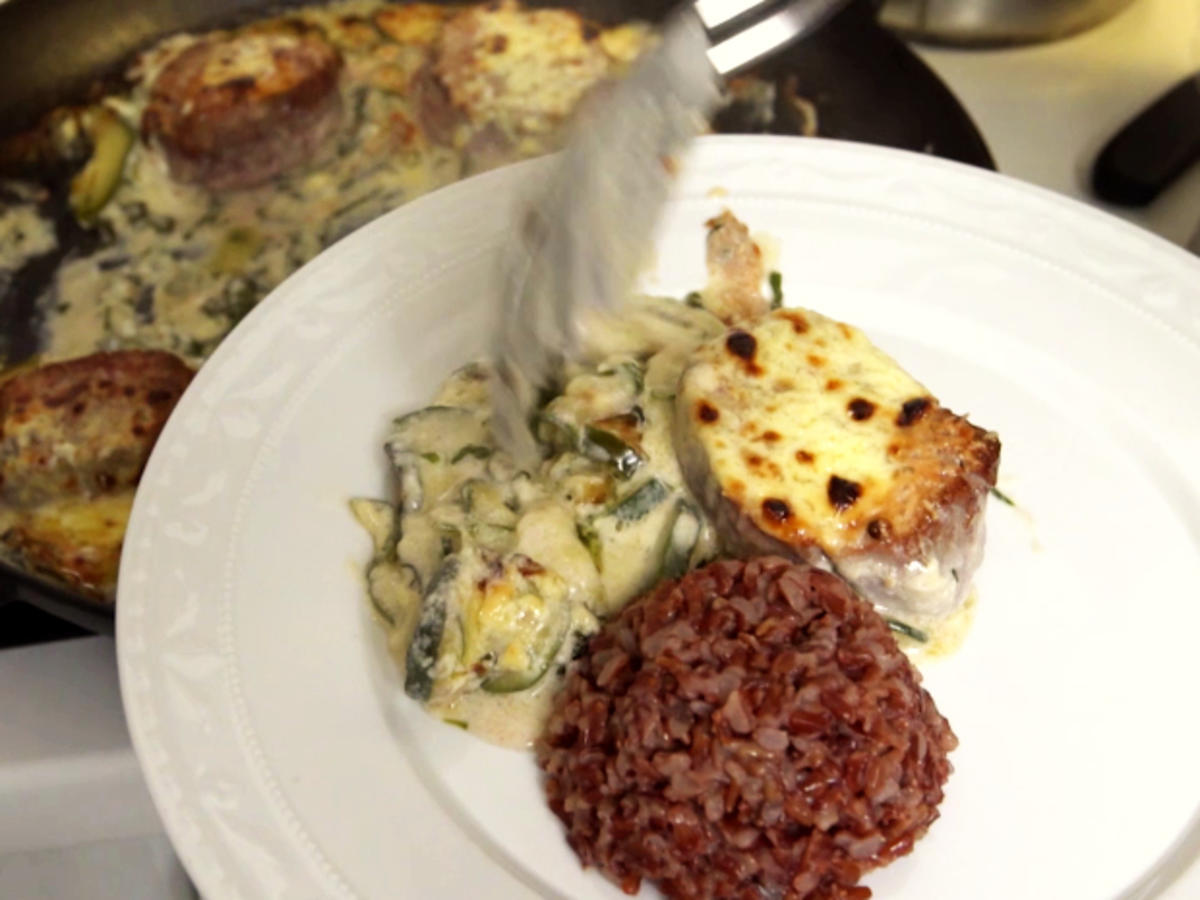 Kalbsmedaillons an Zucchini-Basilikum-Sahne und rotem Camargue-Reis ...