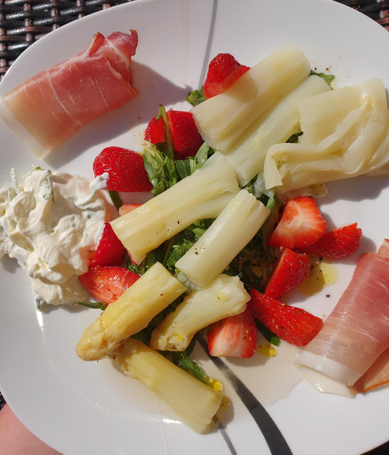 Spargel mit Rucola und Erdbeeren - Rezept - kochbar.de