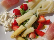 Rezept: Spargel mit Rucola und Erdbeeren Bild Nr. 2 Spargel mit Rucola und Erdbeeren - Rezept - Bild Nr. 2