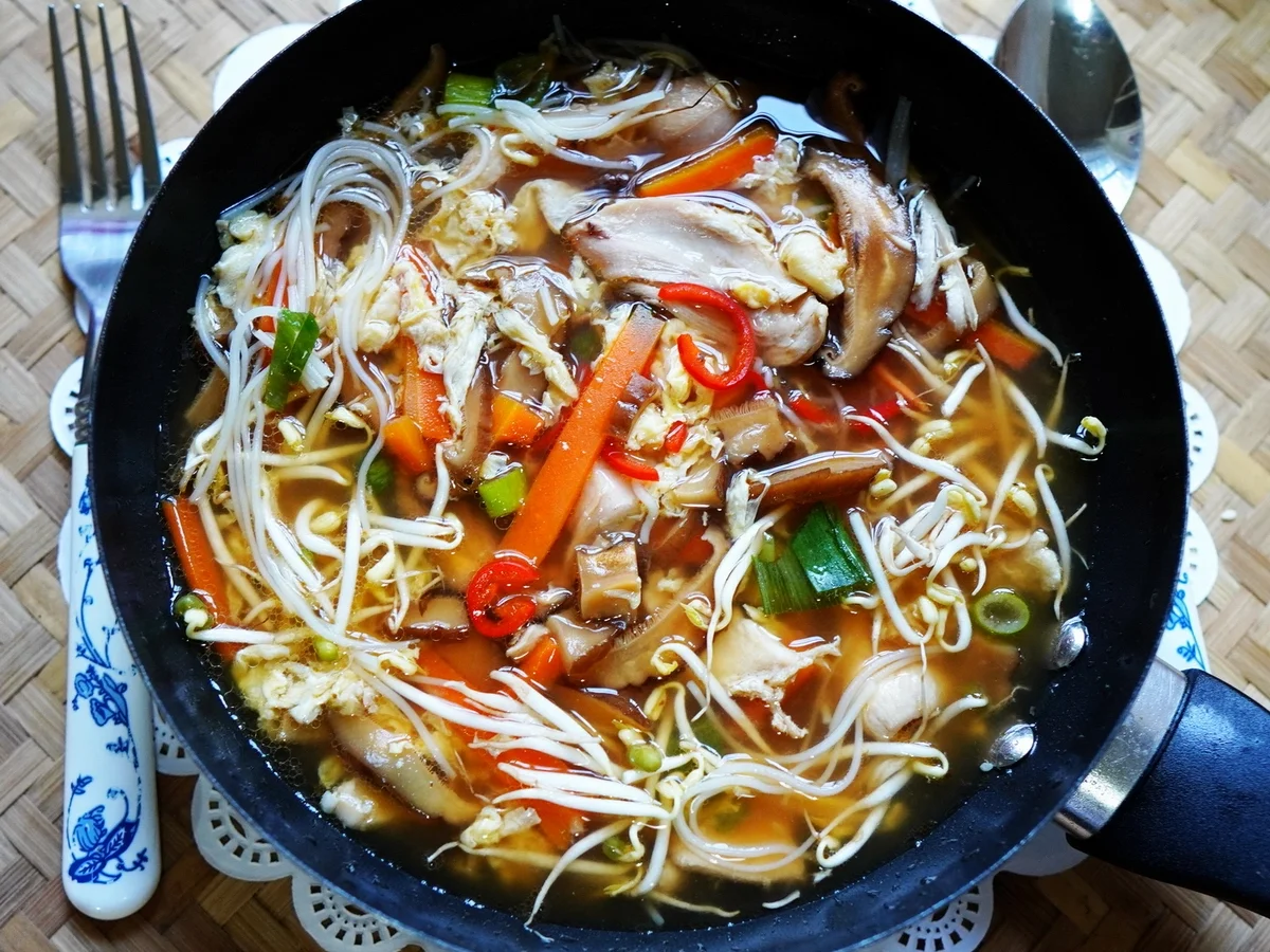 Gebratene Reisnudeln mit Hühnerfleisch, Pilzen und Gemüse - Rezept - Bild Nr. 2