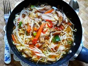 Gebratene Reisnudeln mit Hühnerfleisch, Pilzen und Gemüse - Rezept - Bild Nr. 2