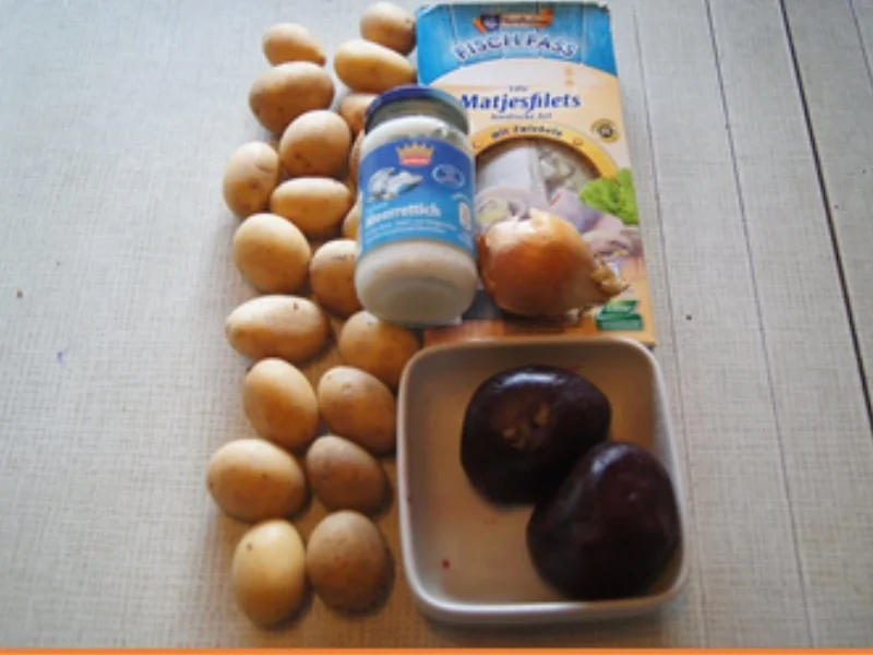 Rezept: Matjesfilets mit kleinen Pellkartoffeln und Rote Bete Salat Bild Nr. 3 Matjesfilets mit kleinen Pellkartoffeln und Rote Bete Salat - Rezept - Bild Nr. 3