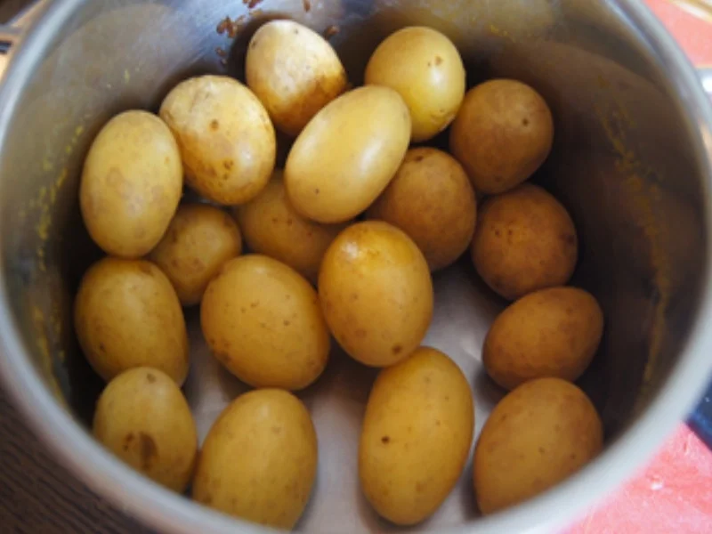 Rezept: Matjesfilets mit kleinen Pellkartoffeln und Rote Bete Salat Bild Nr. 6 Matjesfilets mit kleinen Pellkartoffeln und Rote Bete Salat - Rezept - Bild Nr. 6