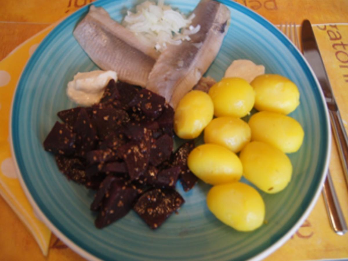 Matjesfilets mit kleinen Pellkartoffeln und Rote Bete Salat - Rezept - Bild Nr. 11