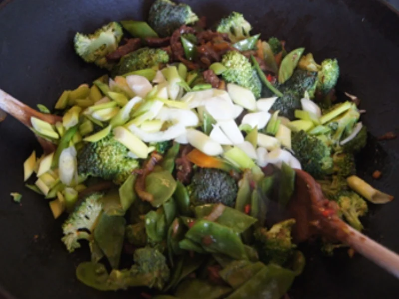 Rinder-Hüftsteak mit grünem Gemüse im Wok - Rezept - Bild Nr. 20