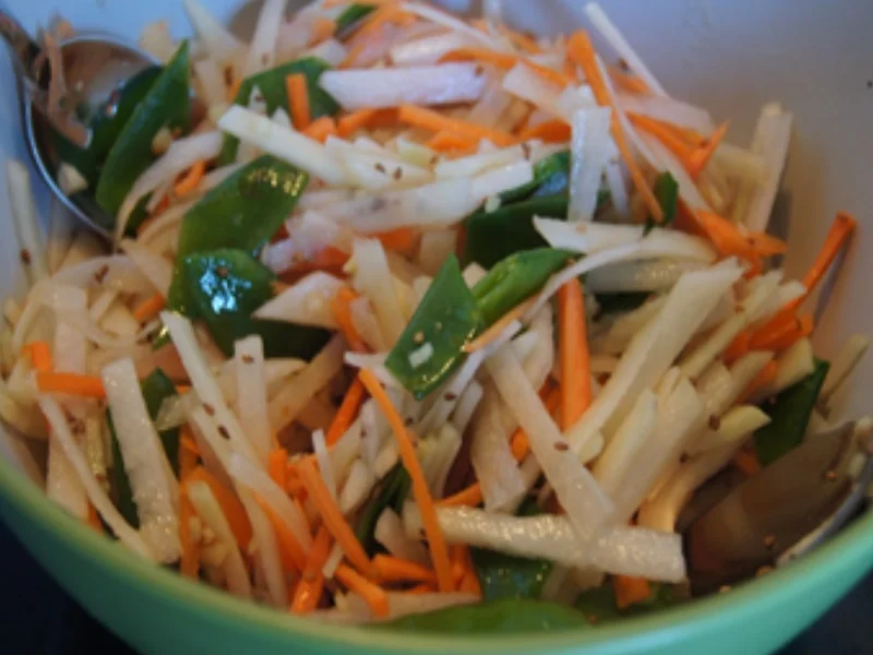 Rezept: Asiatischer Kohlrabi-Salat Bild Nr. 10 Asiatischer Kohlrabi-Salat - Rezept - Bild Nr. 10