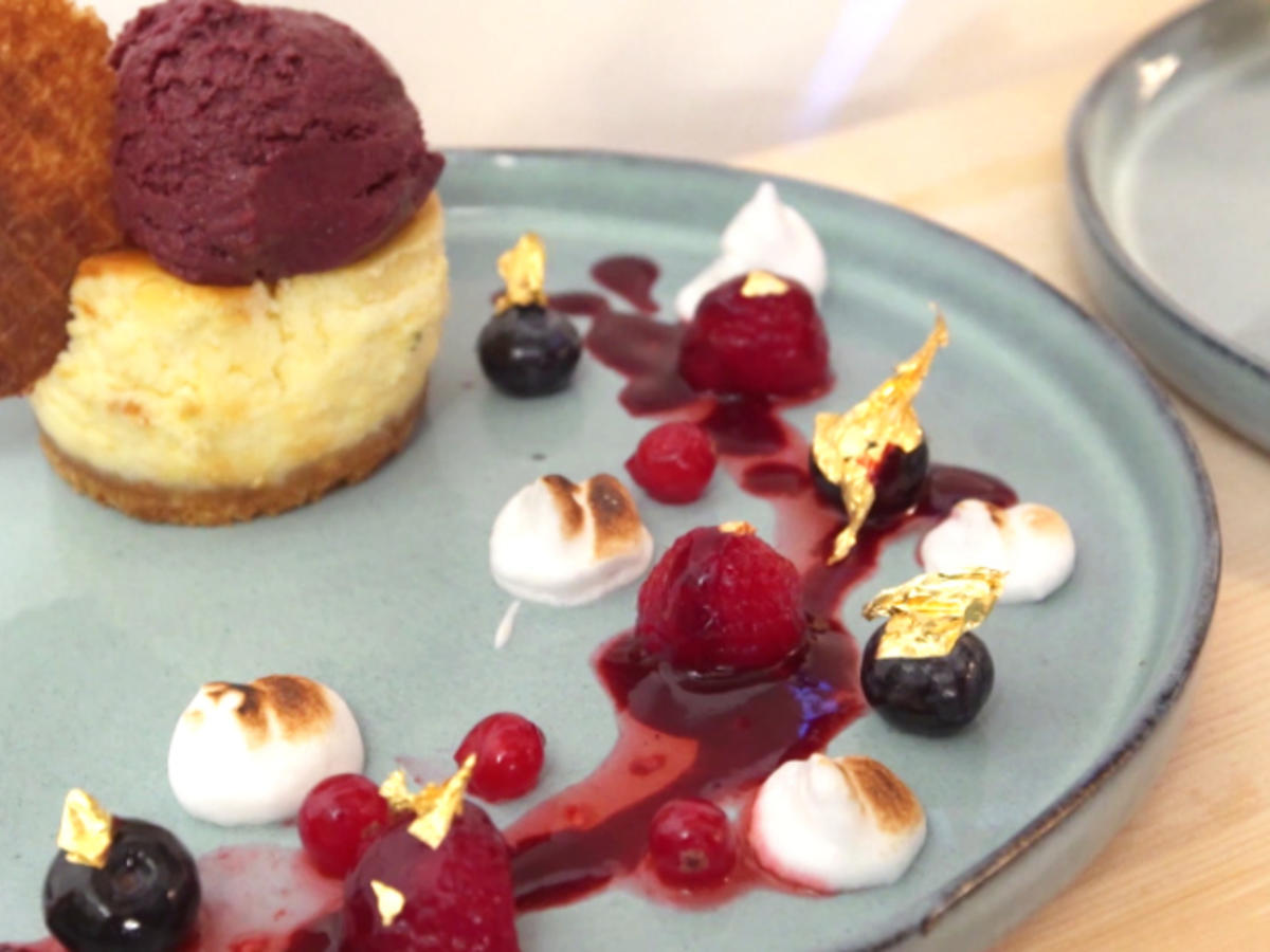 Geflämmter New York Cheesecake mit Waldbeer Avocado Eis - von Das ...