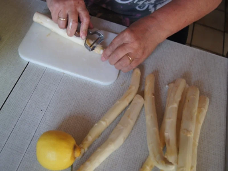 Rezept: Spargel mit Wiener Schnitzel vom Schwein und Zitronen Sauce Bild Nr. 4 Spargel mit Wiener Schnitzel vom Schwein und Zitronen Sauce - Rezept - Bild Nr. 4