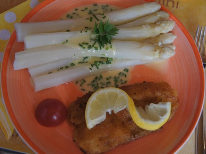 Rezept: Spargel mit Wiener Schnitzel vom Schwein und Zitronen Sauce Bild Nr. 14 Spargel mit Wiener Schnitzel vom Schwein und Zitronen Sauce - Rezept - Bild Nr. 14