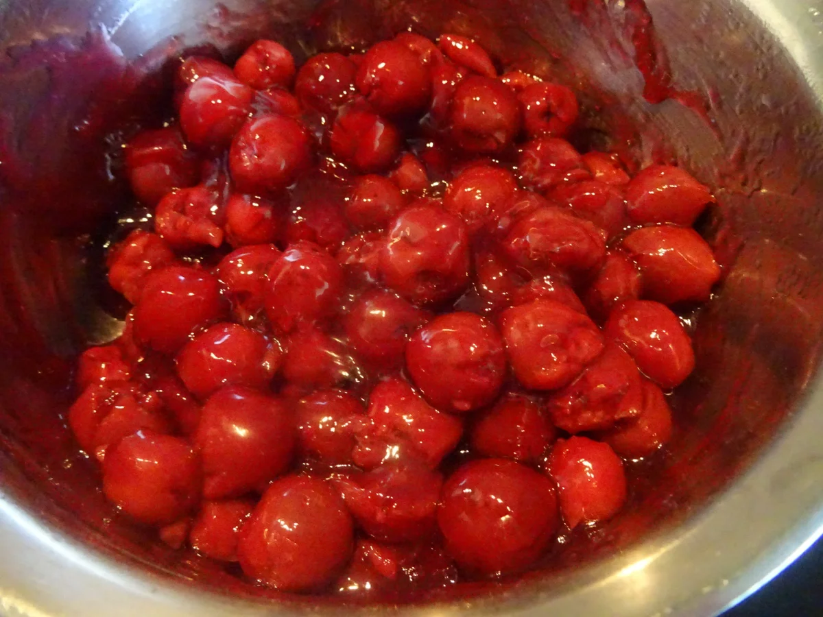 Österliche Kirsch-Sahne-Torte - Rezept - Bild Nr. 5