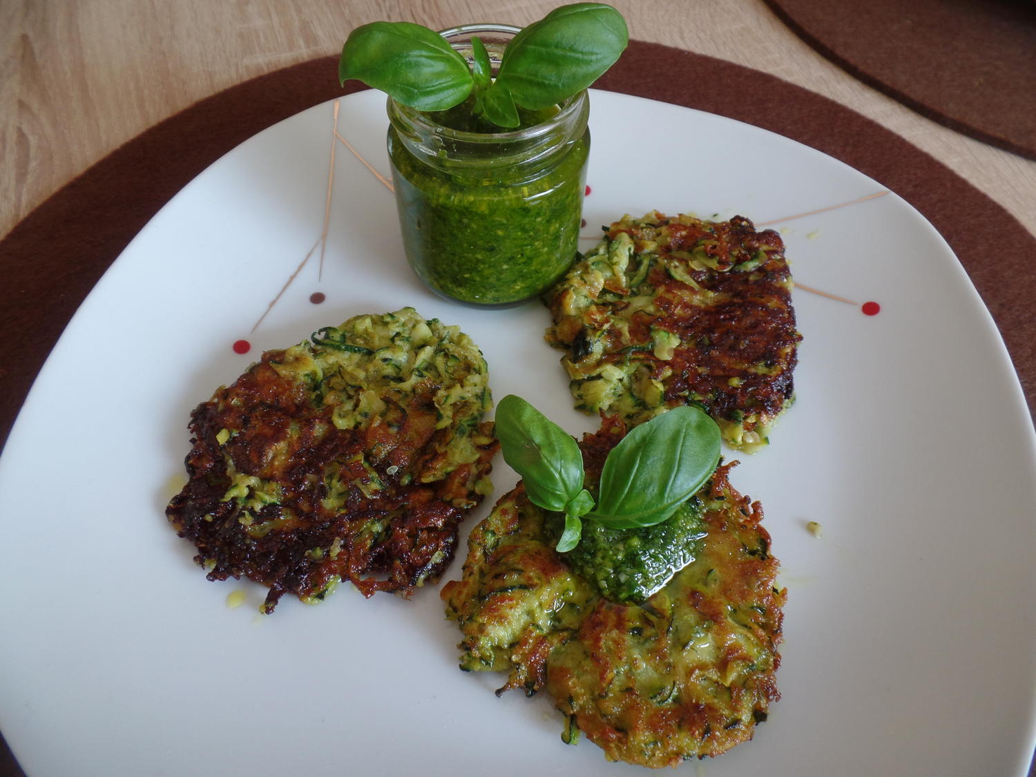 Zucchinipuffer mit Pesto - Rezept mit Bild - kochbar.de