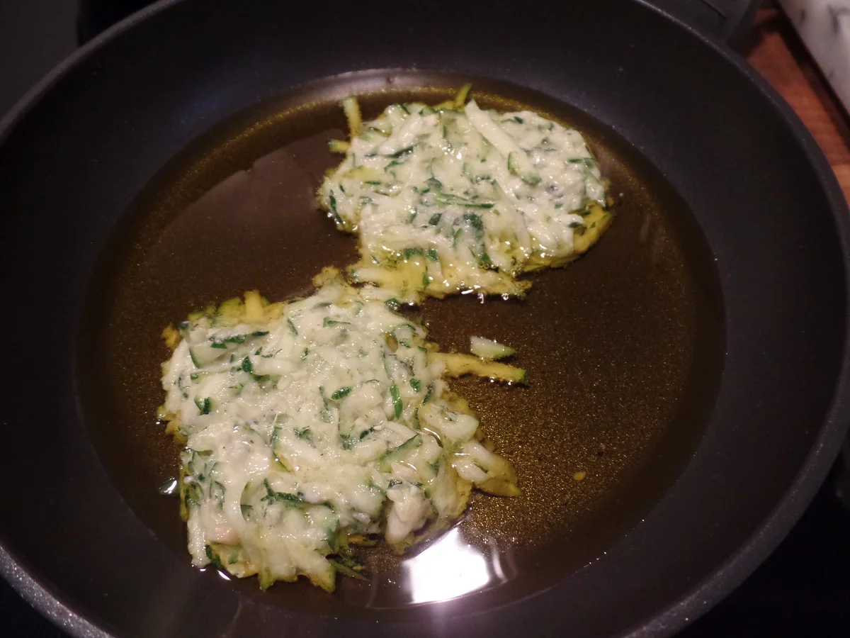 Zucchinipuffer mit Pesto - Rezept - Bild Nr. 10286