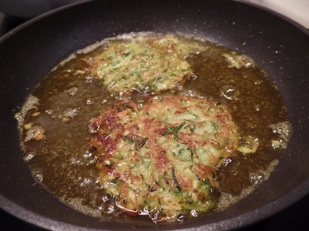 Zucchinipuffer mit Pesto - Rezept - Bild Nr. 10287