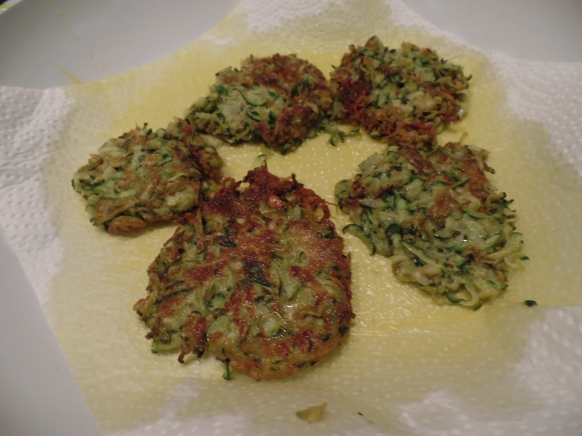 Zucchinipuffer mit Pesto - Rezept - Bild Nr. 10288