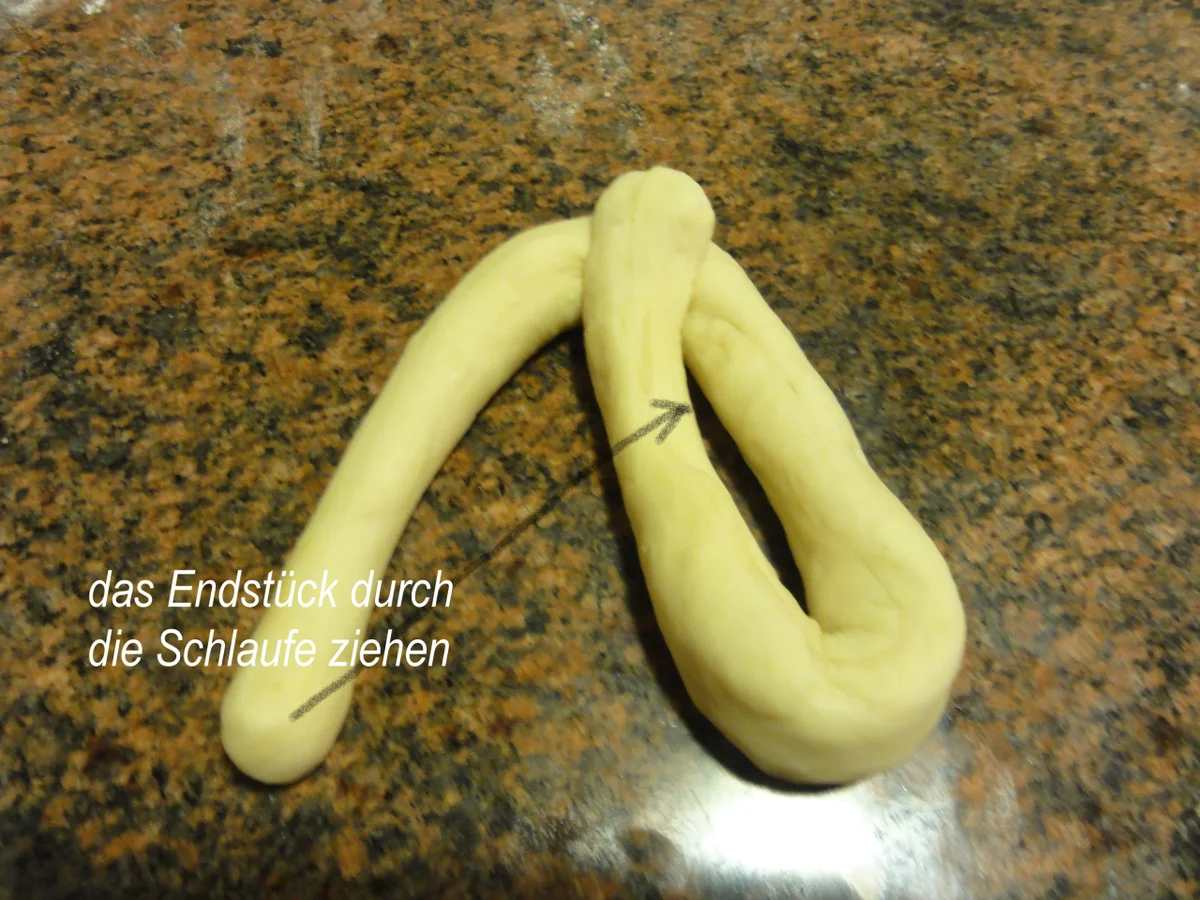 Rezept: Hefe: HEFEZOPF ~ HEFEKRÄNZE ~ HEFEBRÖTCHEN Bild Nr. 13 Hefe: HEFEZOPF ~ HEFEKRÄNZE ~ HEFEBRÖTCHEN - Rezept - Bild Nr. 13