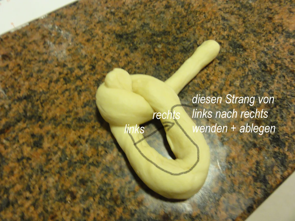 Rezept: Hefe: HEFEZOPF ~ HEFEKRÄNZE ~ HEFEBRÖTCHEN Bild Nr. 14 Hefe: HEFEZOPF ~ HEFEKRÄNZE ~ HEFEBRÖTCHEN - Rezept - Bild Nr. 14