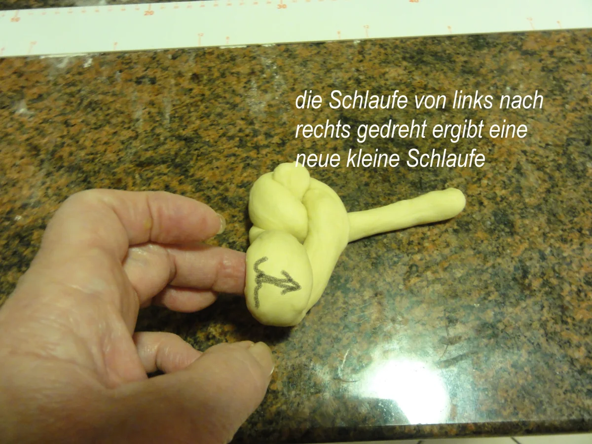 Rezept: Hefe: HEFEZOPF ~ HEFEKRÄNZE ~ HEFEBRÖTCHEN Bild Nr. 15 Hefe: HEFEZOPF ~ HEFEKRÄNZE ~ HEFEBRÖTCHEN - Rezept - Bild Nr. 15