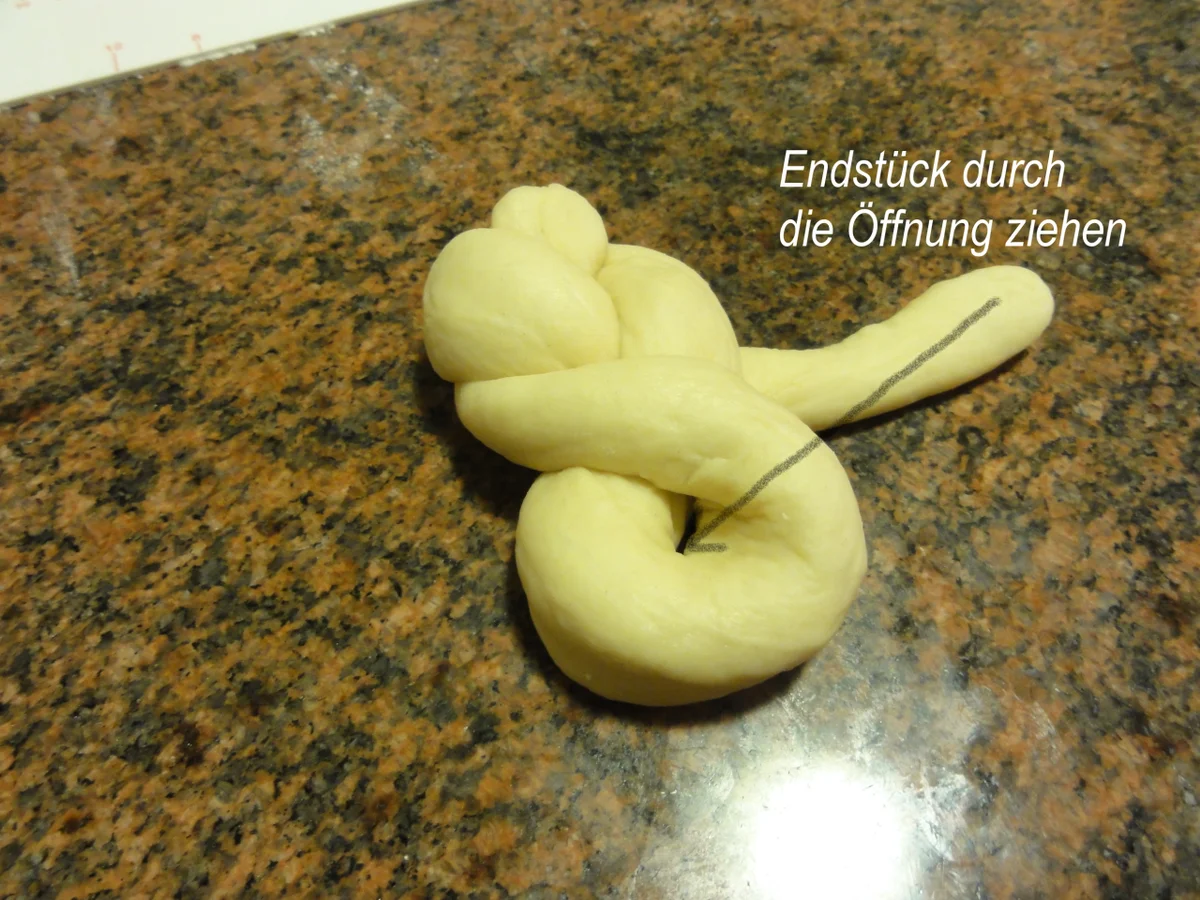 Rezept: Hefe: HEFEZOPF ~ HEFEKRÄNZE ~ HEFEBRÖTCHEN Bild Nr. 16 Hefe: HEFEZOPF ~ HEFEKRÄNZE ~ HEFEBRÖTCHEN - Rezept - Bild Nr. 16