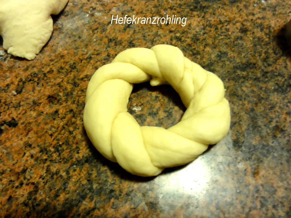 Rezept: Hefe: HEFEZOPF ~ HEFEKRÄNZE ~ HEFEBRÖTCHEN Bild Nr. 22 Hefe: HEFEZOPF ~ HEFEKRÄNZE ~ HEFEBRÖTCHEN - Rezept - Bild Nr. 22