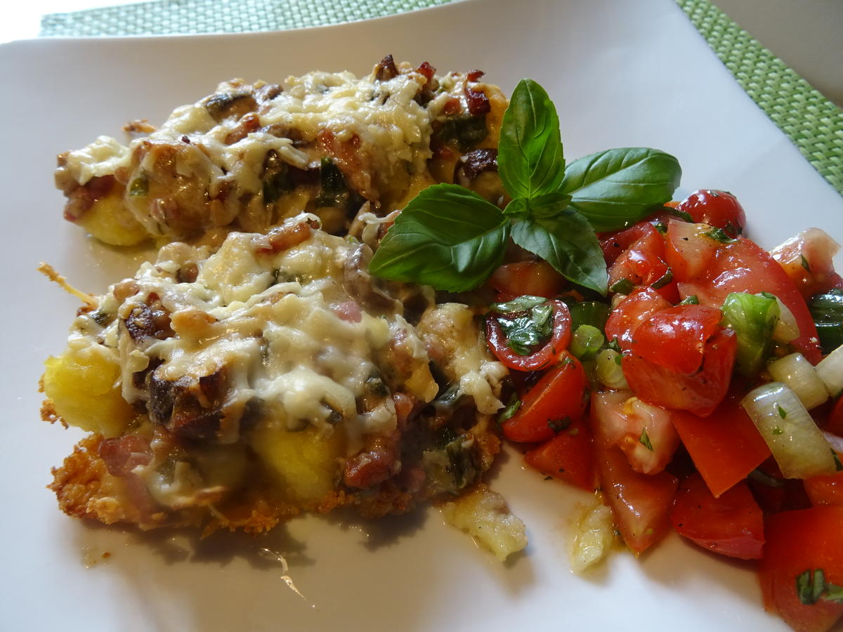 Gnocchi-Auflauf mit Pilzen und Bacon, dazu Tomatensalat mediterran - Rezept - Bild Nr. 2