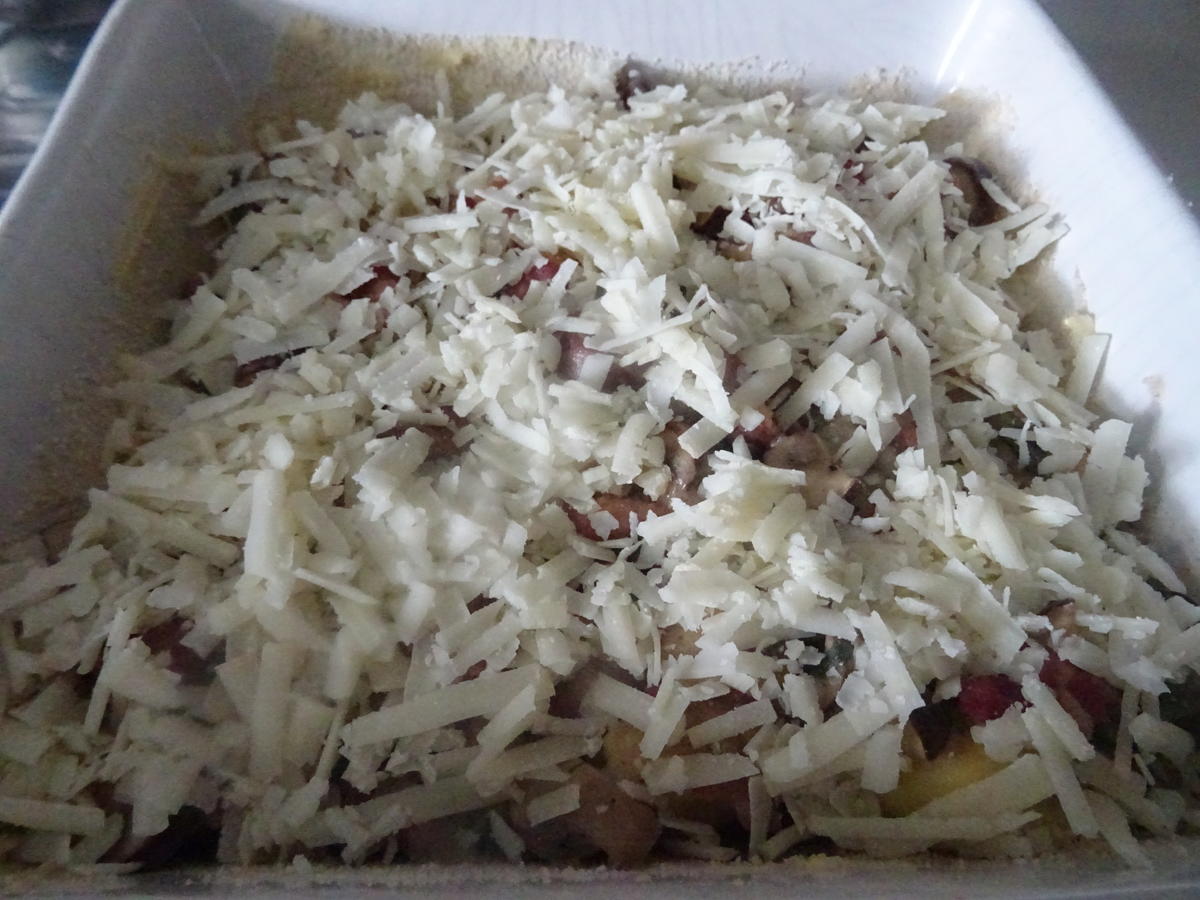 Gnocchi-Auflauf mit Pilzen und Bacon, dazu Tomatensalat mediterran - Rezept - Bild Nr. 4