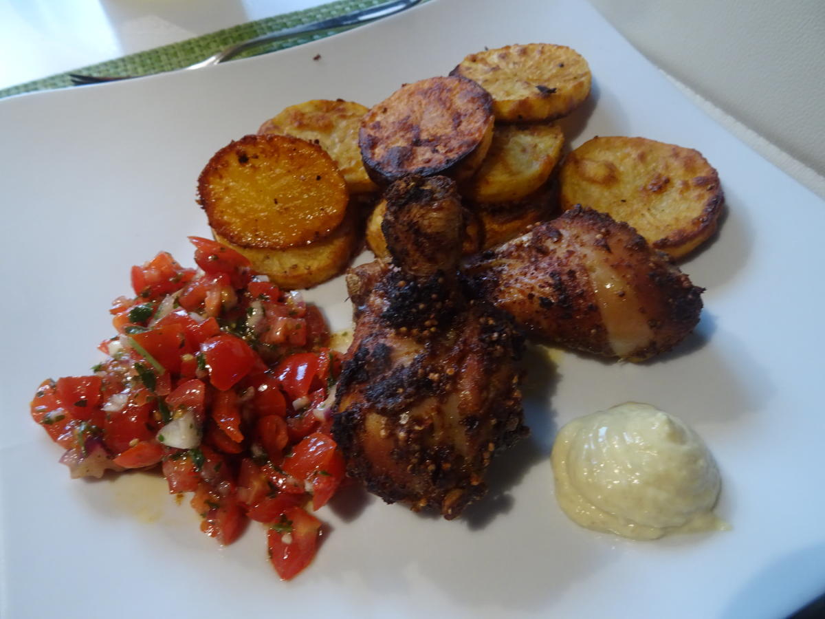 Drum Sticks mit knusprigen Kartoffelscheiben, Tomatensalsa und "Mayo" - Rezept - Bild Nr. 2