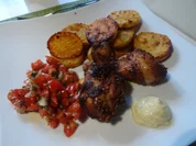 Drum Sticks mit knusprigen Kartoffelscheiben, Tomatensalsa und "Mayo" - Rezept - Bild Nr. 2