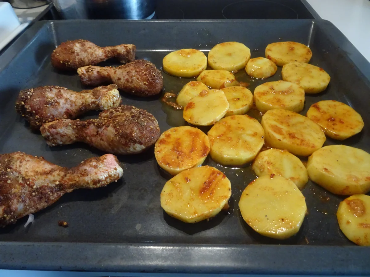 Drum Sticks mit knusprigen Kartoffelscheiben, Tomatensalsa und "Mayo" - Rezept - Bild Nr. 3