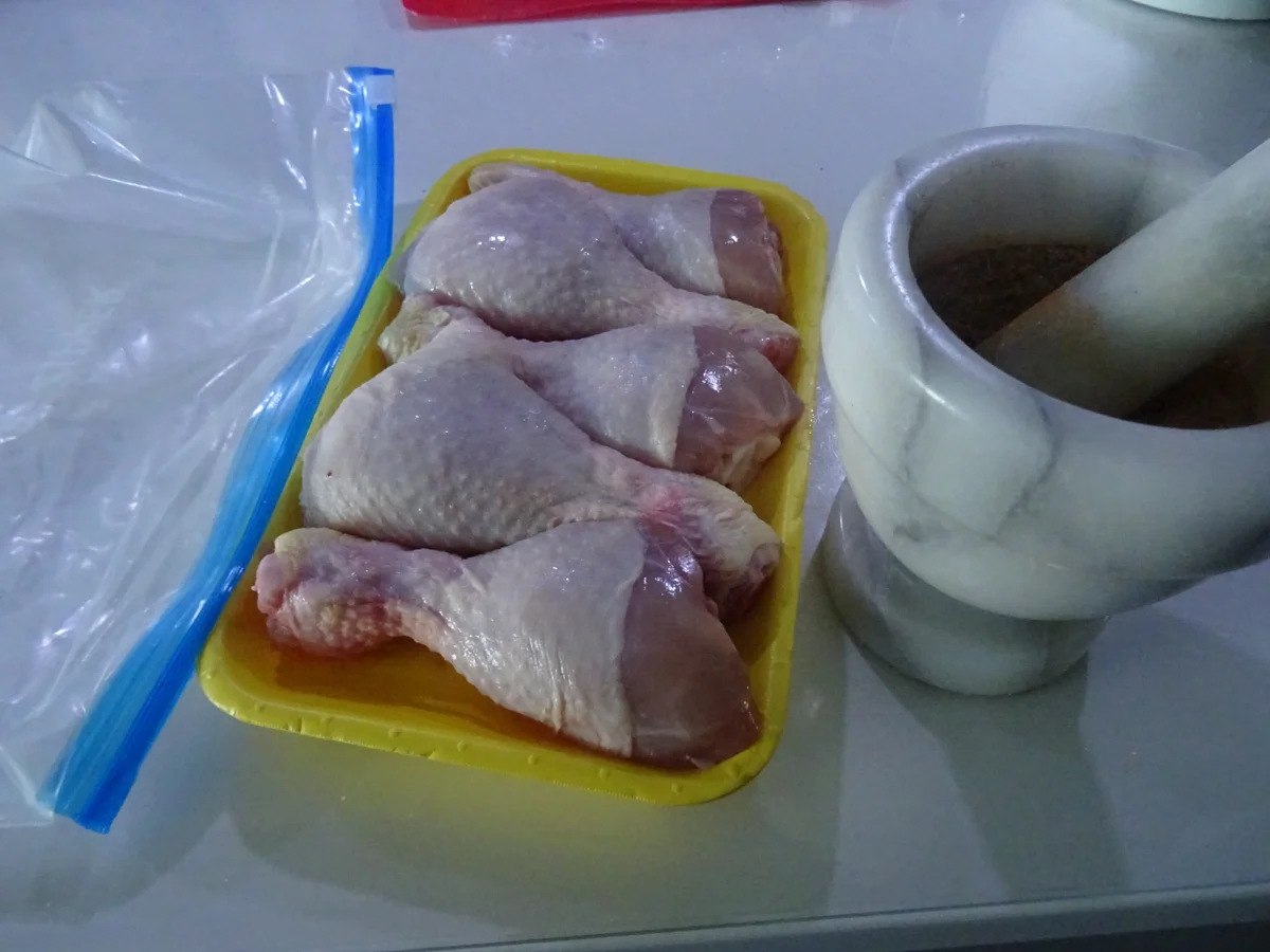 Drum Sticks mit knusprigen Kartoffelscheiben, Tomatensalsa und "Mayo" - Rezept - Bild Nr. 9