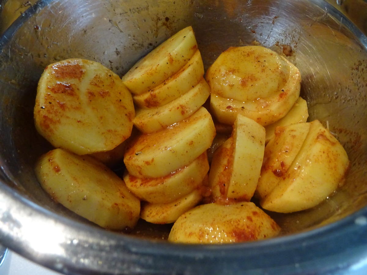 Drum Sticks mit knusprigen Kartoffelscheiben, Tomatensalsa und "Mayo" - Rezept - Bild Nr. 4