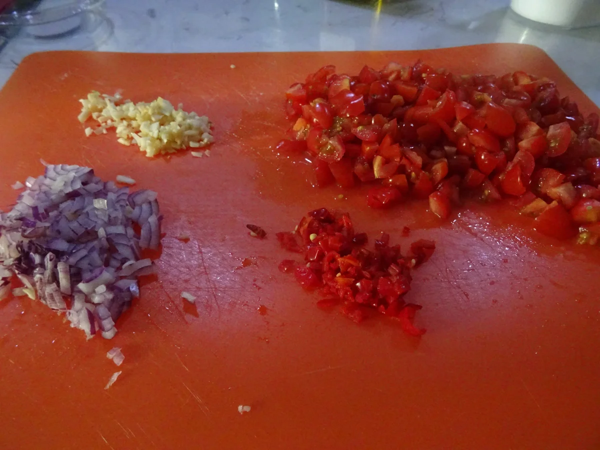 Drum Sticks mit knusprigen Kartoffelscheiben, Tomatensalsa und "Mayo" - Rezept - Bild Nr. 7