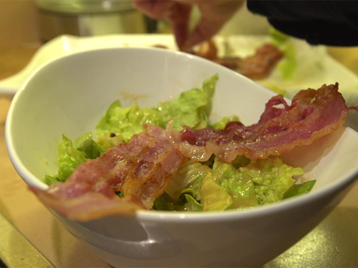 Caesar Salad mit gebratenem Bacon und Parmesantalern - Rezept - Bild Nr. 2